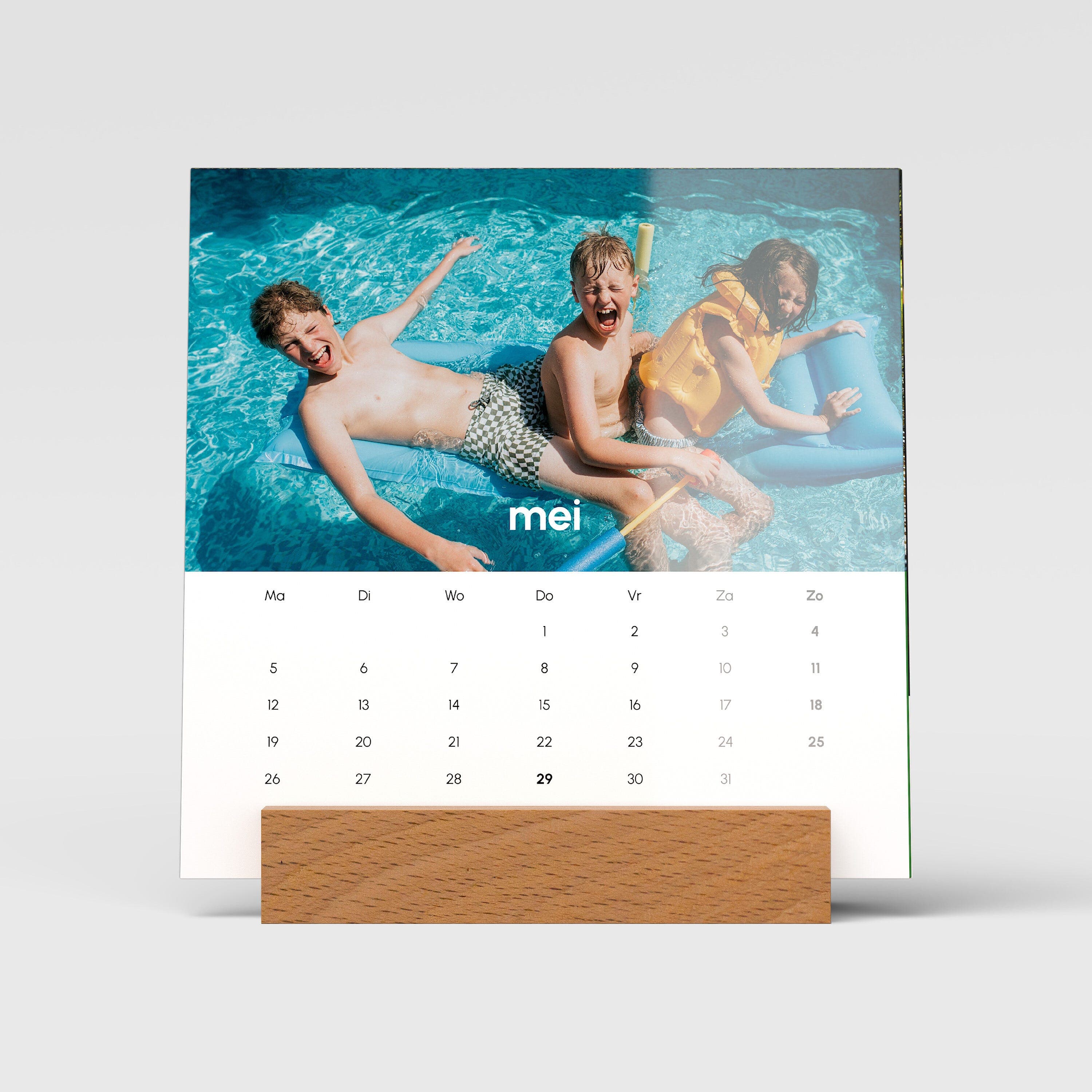 Fotokalender in houten houder